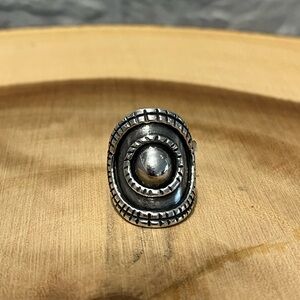 925 Sterling Silver Women's Ring (Thailand silver) (size 5 1/2)